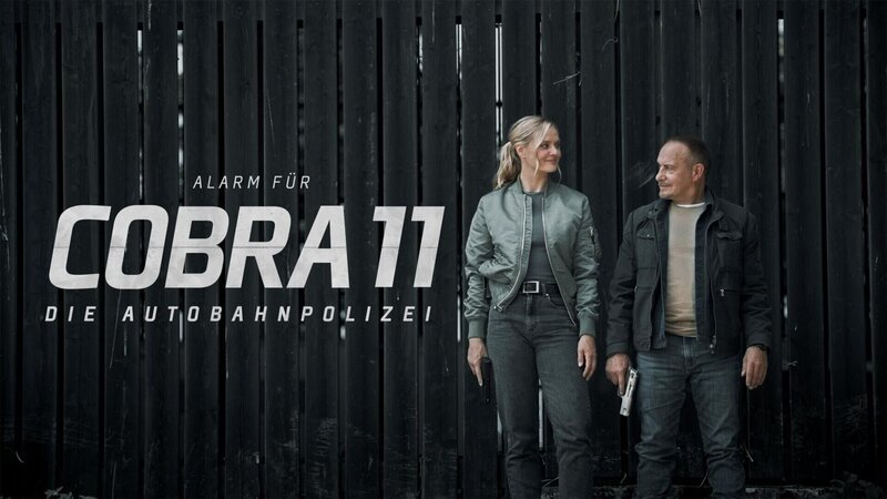 „Alarm für Cobra 11 – Die Autobahnpolizei“-Logo, 2024 mit Vicky Reisinger (Pia Stutzenstein) und Semir Gerkhan (Erdogan Atalay) – Bild: Foto: RTL