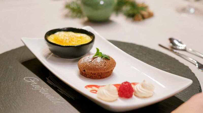Das Dessert von Dörte Wolfgramm-Stühmeyer: Eierlikör-Crème brûlée, Schokoküchlein und Baiser. – Bild: WDR/​Christoph Lemmen