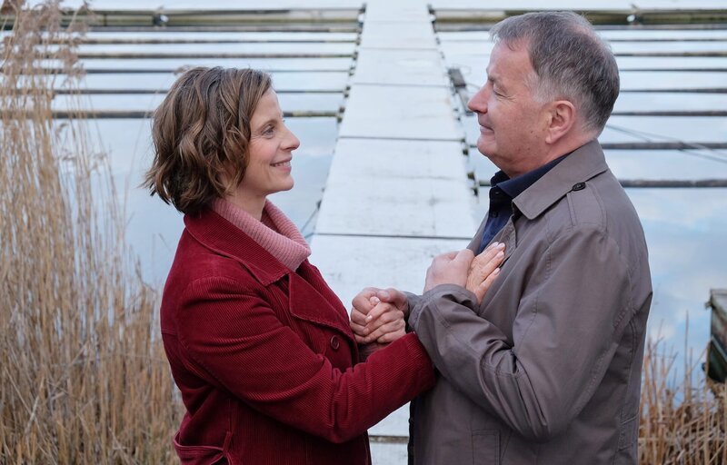 Julia Jäger spielt Katja Brückner, die neue Liebe von Dr. Roland Heilmann (Thomas Rühmann). – Bild: MDR /​ Sebastian Kiss