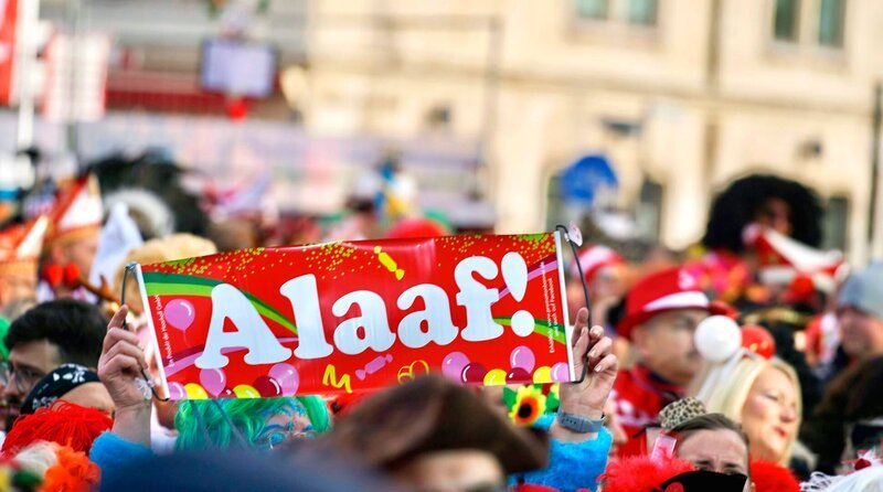 Kölle Alaaf, endlich ist es wieder soweit! Nach dem gemeinsamen Countdown mit dem Präsidenten der Ostermann-Gesellschaft Ralf Schlegelmilch, wird pünktlich um 11:11 Uhr auf dem Heumarkt der Straßenkarneval in Köln eröffnet. – (Archivfoto 2022) – Bild: WDR/​IMAGO/​Jöran Steinsiek