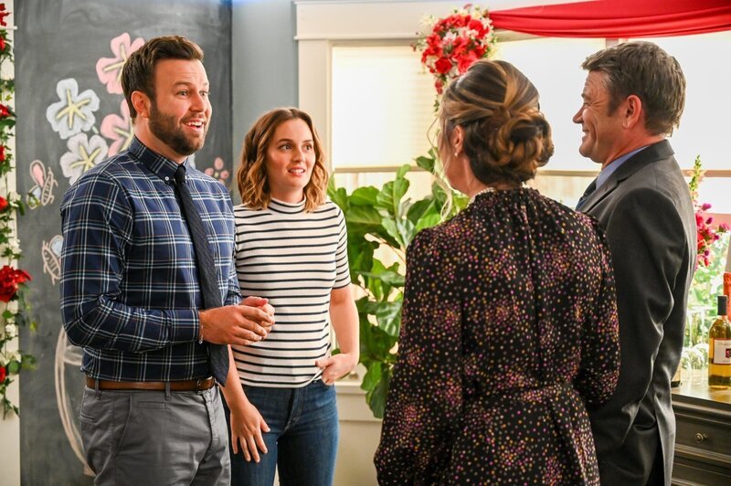 (v.li.): Taran Killiam (Will Cooper), Leighton Meester (Angie D’Amato), John Michael Higgins (Bud Cooper), Mo Collins (Lucy Cooper). – Bild: ORF/​PRO7/​ABC/​John Fleenor