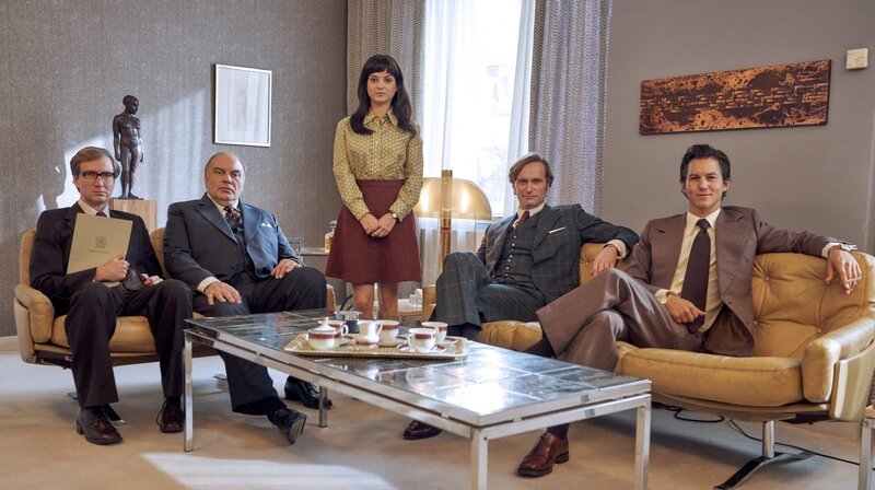 WDR Köln, 16.10.2020: In Köln haben diese Woche die Dreharbeiten für den satirischen Fernsehfilm „Goldjungs“ (AT) begonnen, der voraussichtlich im Frühjahr 2021 im Ersten zu sehen sein wird. Die Geschichte beruht auf einer wahren Begebenheit: Der Pleite der Kölner Privatbank Herstatt im Juni 1974. Im Fokus stand damals eine Gruppe junger Devisenhändler, die bei Herstatt für den lukrativen Eigenhandel zuständig waren – die sogenannten „Goldjungs“. Doch sie verspekulierten sich und der anfängliche Goldrausch nahm eine bittere Wendung. Zu diesem Zeitpunkt die größte Bankenpleite der deutschen Nachkriegsgeschichte. „Goldjungs“ ist eine Produktion der Zeitsprung Pictures GmbH (Produzenten: Michael Souvignier und Till Derenbach, Producer: Daniel Mann) in Kooperation mit G5fiction (Produzent: Uwe Kersken) im Auftrag des WDR und der ARD Degeto, gefördert durch die Film- und Medienstiftung NRW. Regie führt Christoph Schnee nach einem Drehbuch von Eva Zahn und Volker A. Zahn. Die Redaktion haben Nina Klamroth, Henrike Vieregge (beide WDR) und Christine Strobl (ARD Degeto). – V.l. Uwe Lennartz (Jan Krauter), Iwan Herstatt (Waldemar Kobus), Marie Breuer (Michelle Barthel), Ferdinand v. Broustin (Ulrich Friedrich Brandhoff) und Mick Sommer (Tim Oliver Schultz). © WDR/Frank Dicks, honorarfrei – Verwendung gemäß der AGB im engen inhaltlichen, redaktionellen Zusammenhang mit genannter WDR-Sendung und bei Nennung „Bild: WDR/Frank Dicks“ (S2+). WDR Kommunikation/Redaktion Bild, Köln, Tel: 0221/220 -7132 oder -7133, Fax: -777132, bildredaktion@wdr.de – Bild: WDR/Frank Dicks WDR Köln, 16.10.2020: In Köln haben diese Woche die Dreharbeiten für den satirischen Fernsehfilm „Goldjungs“ (AT) begonnen, der voraussichtlich im Frühjahr 2021 im Ersten zu sehen sein wird. Die Geschichte beruht auf einer wahren Begebenheit: Der Pleite der Kölner Privatbank Herstatt im Juni 1974. Im Fokus stand damals eine Gruppe junger Devisenhändler, die bei Herstatt für den lukrativen Eigenhandel zuständig waren – die sogenannten „Goldjungs“. Doch sie verspekulierten sich und der anfängliche Goldrausch nahm eine bittere Wendung. Zu diesem Zeitpunkt die größte Bankenpleite der deutschen Nachkriegsgeschichte. „Goldjungs“ ist eine Produktion der Zeitsprung Pictures GmbH (Produzenten: Michael Souvignier und Till Derenbach, Producer: Daniel Mann) in Kooperation mit G5fiction (Produzent: Uwe Kersken) im Auftrag des WDR und der ARD Degeto, gefördert durch die Film- und Medienstiftung NRW. Regie führt Christoph Schnee nach einem Drehbuch von Eva Zahn und Volker A. Zahn. Die Redaktion haben Nina Klamroth, Henrike Vieregge (beide WDR) und Christine Strobl (ARD Degeto). – V.l. Uwe Lennartz (Jan Krauter), Iwan Herstatt (Waldemar Kobus), Marie Breuer (Michelle Barthel), Ferdinand v. Broustin (Ulrich Friedrich Brandhoff) und Mick Sommer (Tim Oliver Schultz). © WDR/Frank Dicks, honorarfrei – Verwendung gemäß der AGB im engen inhaltlichen, redaktionellen Zusammenhang mit genannter WDR-Sendung und bei Nennung „Bild: WDR/Frank Dicks“ (S2+). WDR Kommunikation/Redaktion Bild, Köln, Tel: 0221/220 -7132 oder -7133, Fax: -777132, bildredaktion@wdr.de – Bild: WDR/Frank Dicks