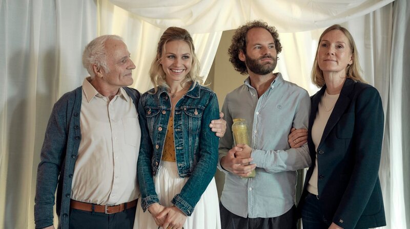 Eve und Basti sind zusammen mit Bastis Eltern auf einer Hochzeitsmesse. Von links: Bernhard (Gerhard Acktun), Eve (Teresa Rizos), Basti (Maximilian Schafroth) und Beate (Carolin Fink). – Bild: BR/​Simon Preissinger
