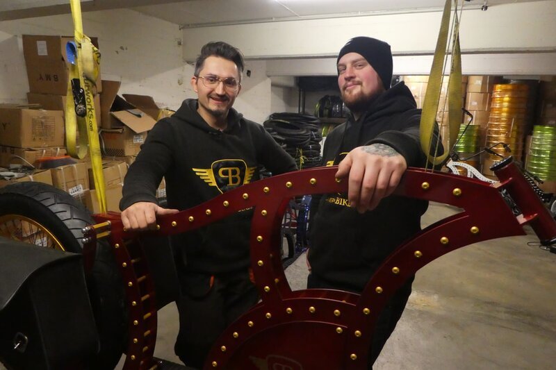 Power Bikes-Gründer Uwe Hoppe und Mechaniker Christopher Dombek – Bild: Spiegel TV Wissen (DE) /​ Marcus Voigt