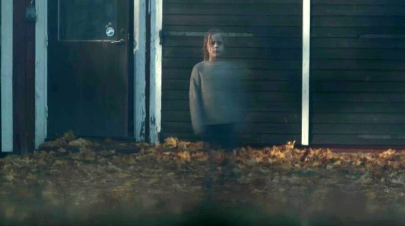 Veronika erschein ein toter Junge; ARD Degeto VERONIKA – ZEUGEN AUS DEM JENSEITS, „Seance“, (The Seance), Folge 5. – Bild: Viaplay Group Sweden AB/​Bigster AB