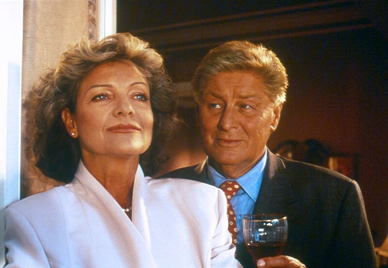 Nach einem Opernbesuch lädt Richard Kaiser (Günter Pfitzmann) Therese Becker (Franziska Bronnen) noch zu sich in sein Haus an der Havel ein. – Bild: rbb