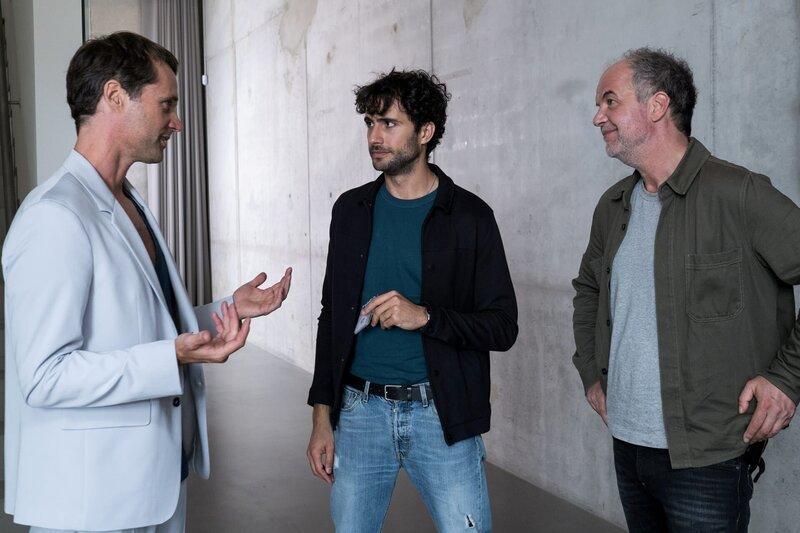 Der Fitnessguru Rufus Eisenberg (Matthias Schloo, l.) wird von Oskar Schütz (Marek Erhardt, r.) und Max Nordmann (Garry Fischmann, M.) befragt. Er hatte mehr als nur Streit mit der Toten. – Bild: Manju Sawhney /​ ZDF /​ Die Verwendung ist nur bei redaktioneller Berichterstattung im Rahmen einer Programmankündigung ab 2 Monate vor der ersten Auss /​ © ZDF und Manju Sawhney