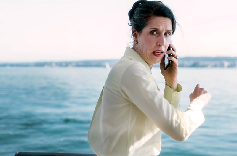 Die Millionenerbin Marita Schiller (Christine Prayon) ruft in Panik bei der Polizei an: Ihrer Yacht ist havariert und droht zu sinken. – Bild: ORF/​Bavaria/​ARD/​SWR/​Laurent Trümper