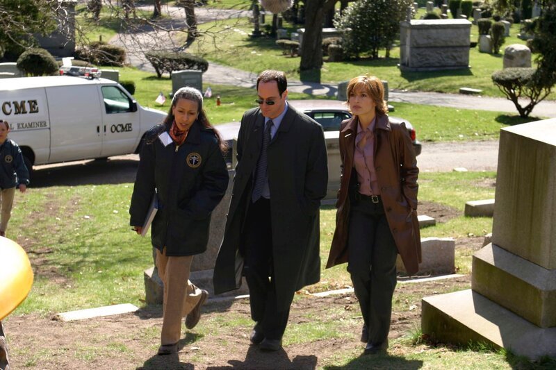 Dr. Melinda Warner (Tamara Tunie, l.), Detective Elliot Stabler (Christopher Meloni) und Detective Olivia Benson (Mariska Hargitay) untersuchen einen Mord an einer 70-jährigen alten Frau, die vergewaltigt und erdrosselt aufgefunden wurde. – Bild: Universal Network Television