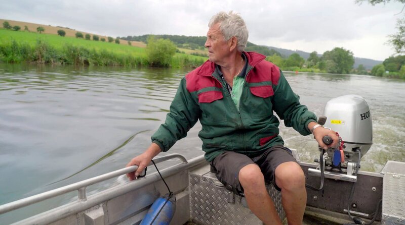Ernst August Hannemann kennt die Werra seit seiner Kindheit. Der Fluss leidet unter den Folgen von Salzeinleitungen. – Bild: WDR /​ Ingo Mende