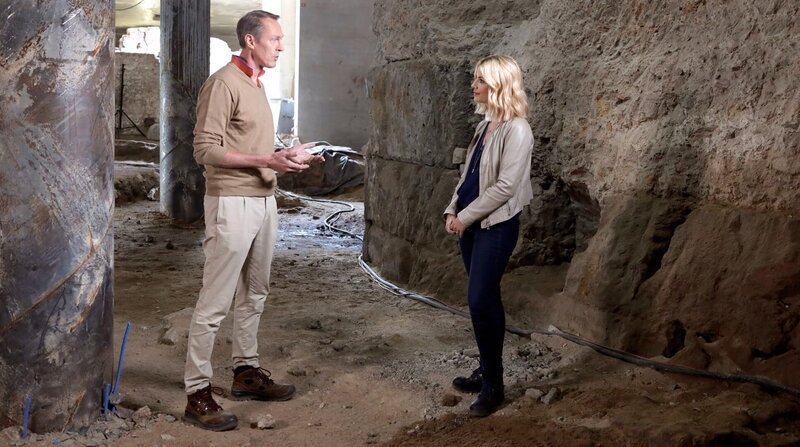 Presenterin Susan Sideropoulos im Gespräch mit MiQua-Direktor Dr. Thomas Otten. – Bild: WDR/​Dirk Borm