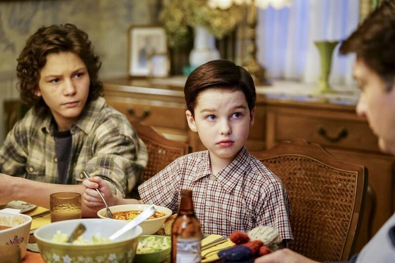 „Young Sheldon“, „Schlüsselkinder, Whisky und zwei Helden.“ Mary hat ein verlockendes Jobangebot bekommen: Sie soll in der Kirche als Sekretärin aushelfen. Das würde allerdings bedeuten, dass Sheldon und Missy am Nachmittag alleine im Haus sind, da sich Meemaw weigert, auf die beiden aufzupassen. Zunächst finden die beiden Kinder ihre Freiheit gut, doch dann passiert Sheldon ein Missgeschick. Im Bild (v.li.): Montana Jordan (George Cooper Jr.), Iain Armitage (Sheldon Cooper), Lance Barber (George Cooper Sr.). – Bild: Warner Bros. Television
