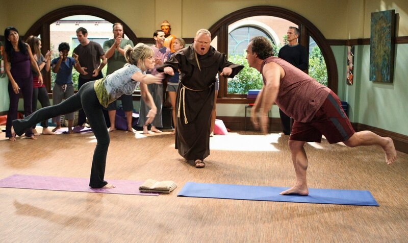 When Jim realizes that Cheryl has taken a strong interest in yoga with a male instructor she raves about, he becomes jealous and tries to figure what the hype is all about. He joins her class realizing he, too, enjoys moments of Zen with Cheryl. But peace and tranquility are replaced by rage as Jim and Cheryl take yoga classes behind each other’s backs. – Bild: The Walt Disney Company Germany
