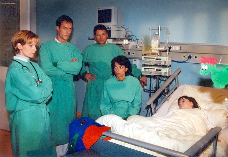 Claudia Kaufmann (Gerit Kling, Mitte) gibt Dr. Kathrin Globisch (Andrea Kathrin Loewig, links) die Einwilligung für eine spektakuläre Behandlung ihrer krebskranken Tochter Jenny (Nadine Milde, rechts). – Bild: NDR/​MDR/​Laue