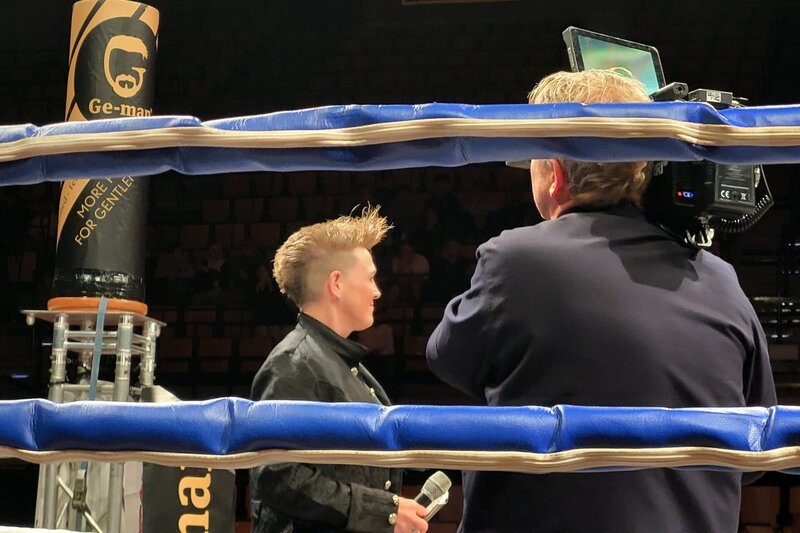 Tina Schüssler als Ringsprecherin. – Bild: Stefan Panzner /​ BR