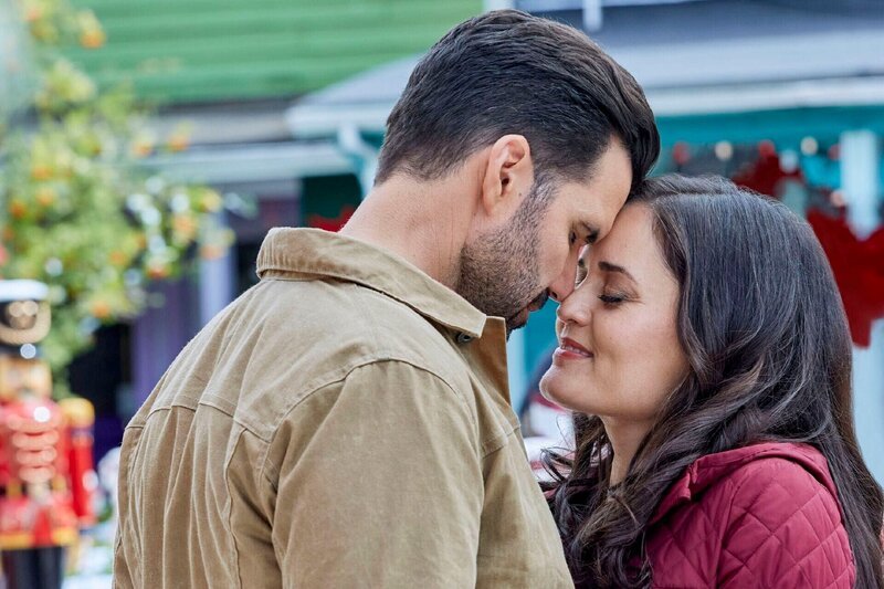 Jack (Benjamin Ayres) verliebt sich in Olivia (Danica McKellar). – Bild: Crown Media United States, LLC