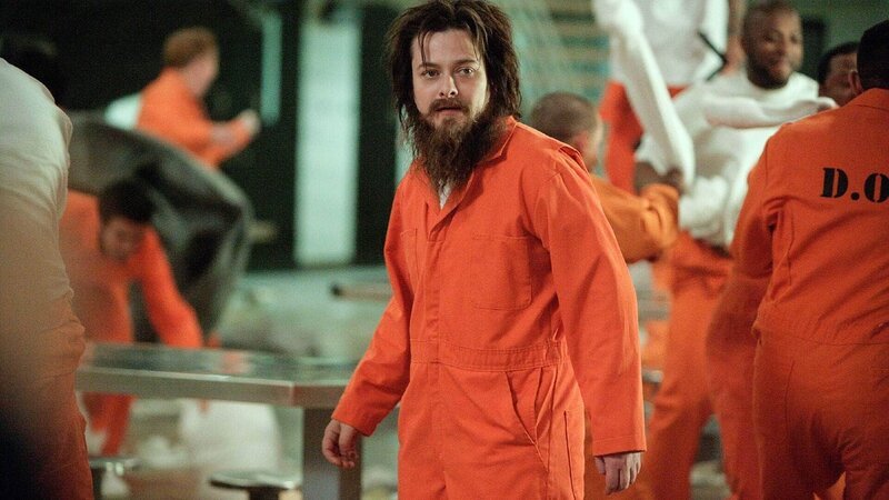 Hat der seit Jahren inhaftierte Serienmörder Shane Casey (Edward Furlong) etwas mit der Vergiftung eines Wärters zu tun? – Bild: TVNOW /​ CBS