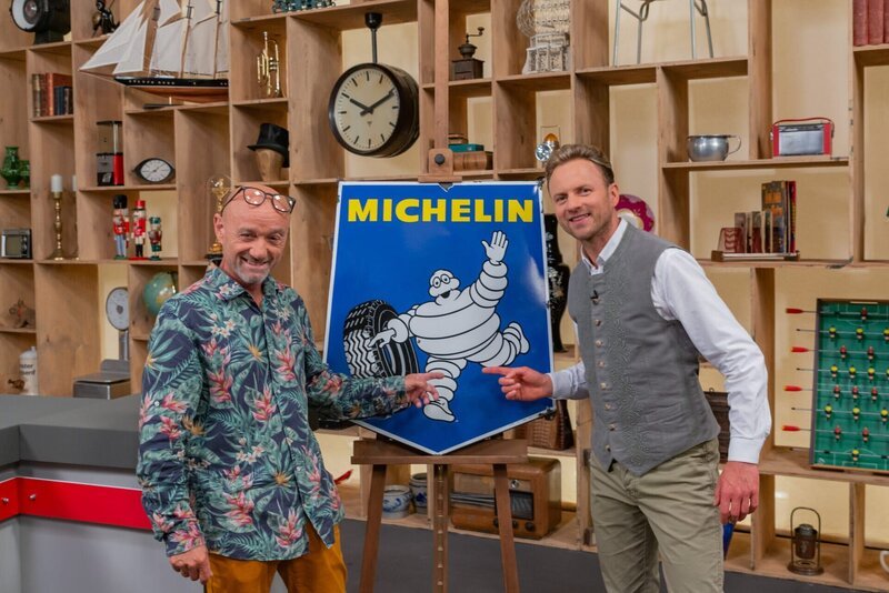 v.li.: Mario Hämmerle und Willi Gabalier mit dem Objekt „Michelinschild“ – Bild: ServusTV /​ Thomas Salamonski