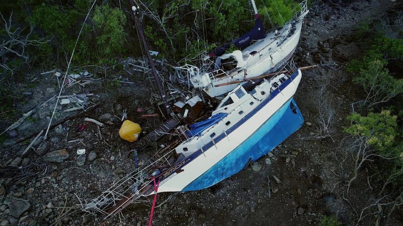 The pros hook up another watercraft in the mangroves. – Bild: DMAX