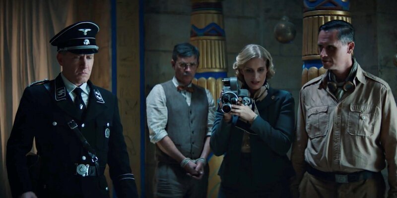 L-R: Wilhelm Brücke (Aylam Orian), Professor Langford (Connor Trinneer), Catherine Langford (Ellie Gall), Stefan (Lincoln Hoppe) – Bild: UADS LLC