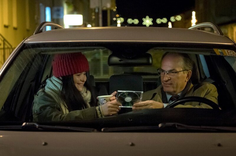 Jana (Anna Fischer) übergibt Stenzel (Herbert Knaupt) stolz ihre erste Studioaufnahme auf CD. – Bild: ARD Degeto/Conny Klein Jana (Anna Fischer) übergibt Stenzel (Herbert Knaupt) stolz ihre erste Studioaufnahme auf CD. – Bild: ARD Degeto/Conny Klein