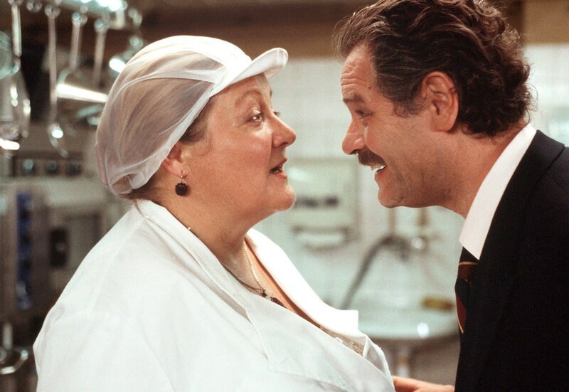 Marga (Marianne Sägebrecht) und ihr Ex-Chef Ohrmann (Gunter Berger) haben so manchen Strauß miteinander auszufechten. – Bild: HR/​ARD/​Degeto/​Sandor Domonkos