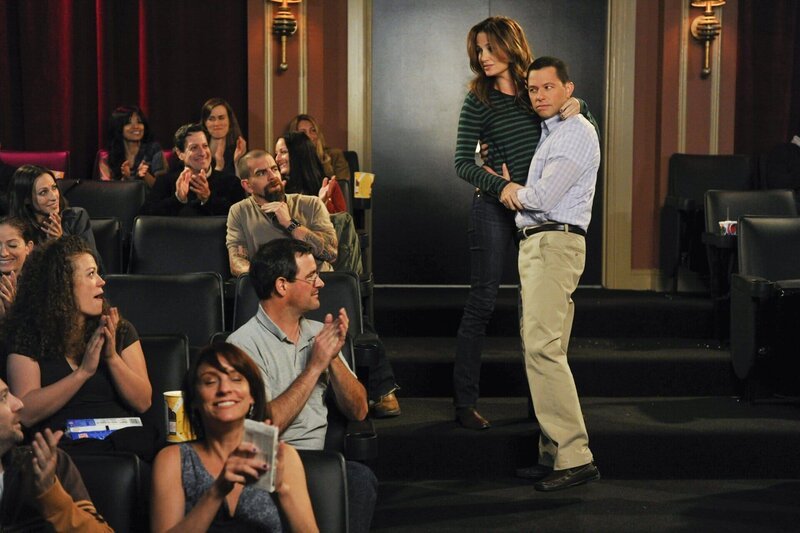 Paula (Paula Marshall, 2.v.r.), Alan (Jon Cryer, r.) – Bild: Chuck Lorre Productions, Inc., The Tannenbaum Company In Association With Warner Bros. Television
