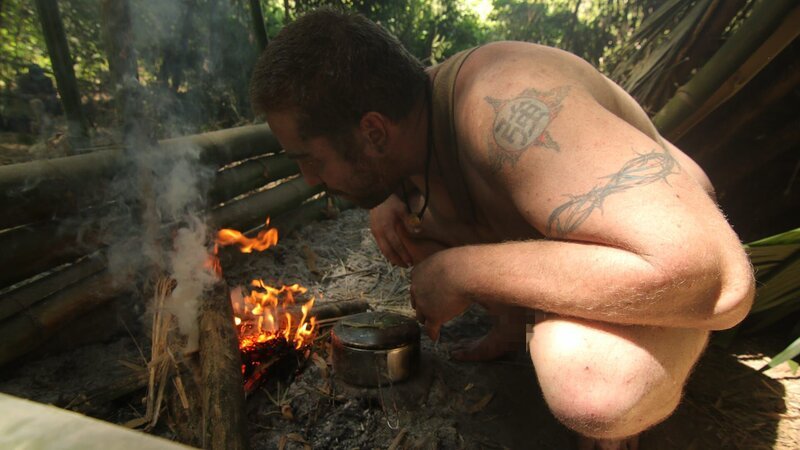 Tommy arbeitet am Feuer. – Bild: Discovery Communications