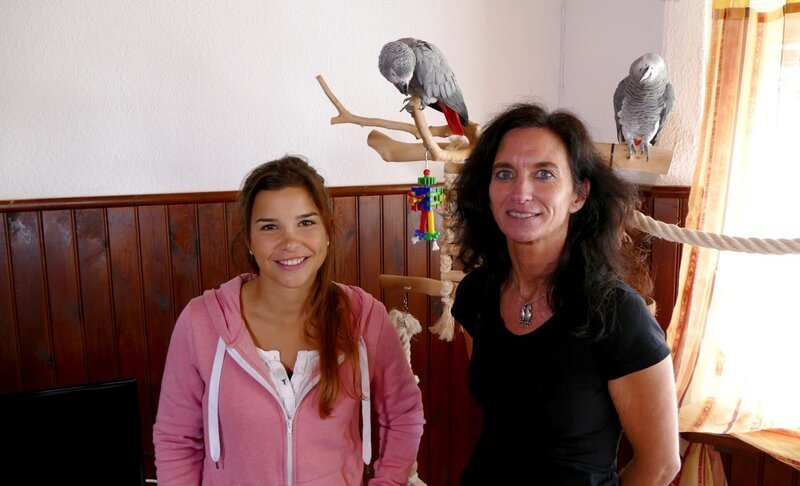 Die Graupapageien Cynthia und Rico halten sich gerne außerhalb ihres Käfigs auf. Hier haben sie Platz zum Fliegen. – Bild: BR/​TEXT + BILD Medienproduktion GmbH & Co. KG