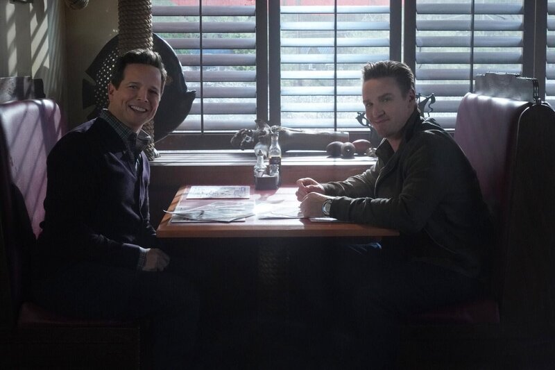 Carson Drew (Scott Wolf, l.); Ryan Hudson (Riley Smith, r.) – Bild: The CW Network, LLC.