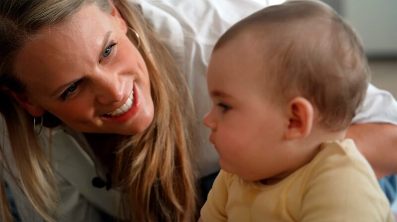 Svenja Kellershohn scherzt mit Babys in der Krabbelgruppe. – Bild: WDR