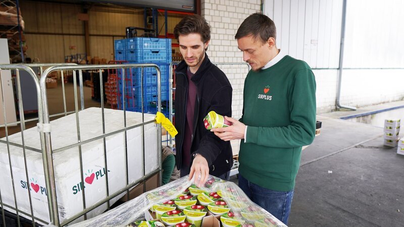 Die beiden Sirplus-Gründer Martin Schott und Raphael Fellmer (von links) prüfen Joghurts, deren Mindesthaltbarkeitsdatum abgelaufen ist. – Bild: _SPIEGEL TV GmbH_Fotograf_Detlev Konnerth