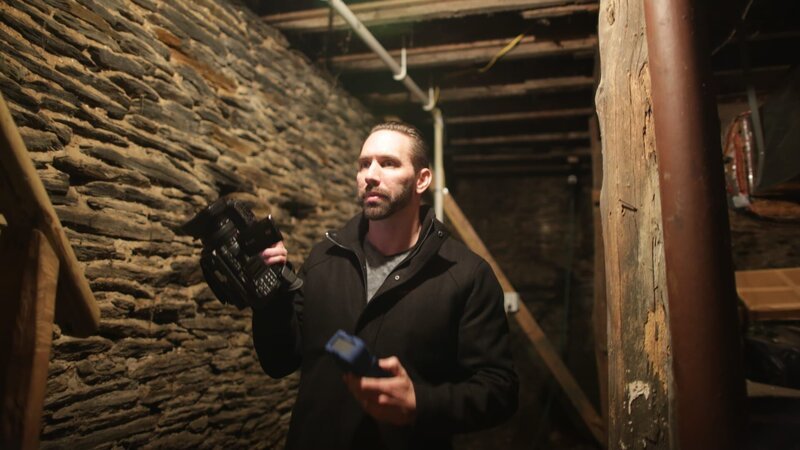 Nick Groff explores the basement of the was museum. – Bild: Discovery Communications