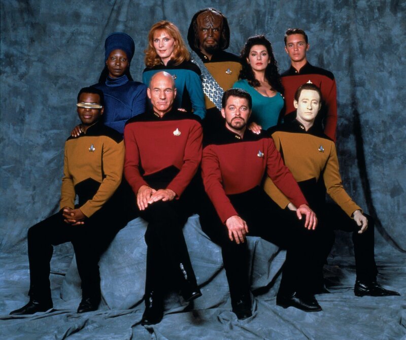 Star Trek The Next Generation Gallery, Raumschiff Enterprise Das nächste Jahrhundert LeVar Burton (Lt. Comm. Geordi LaForge), Patrick Stewart (Captain Picard), Jonathan Frakes (Comm. Riker), Brent Spiner (Lt. Comm. Data), Wil Wheaton (Wesley Crusher), Marina Sirtis (Counselor Deana Troi), Michael Dorn (Lt. Comm Worf), Gates McFadden (Dr. Beverly Crusher), Whoopi Goldberg (Guinan) – Bild: SYFY /​ CBS Studios Inc.