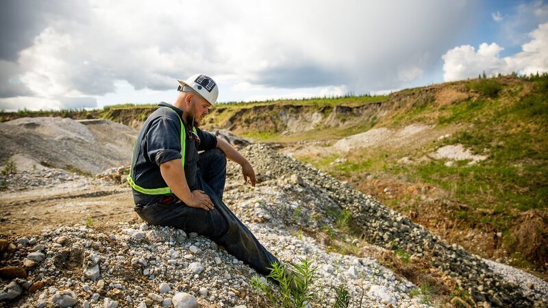 Mike sitting down – Wide Shot of Claim – Bild: Discovery Communications, LLC