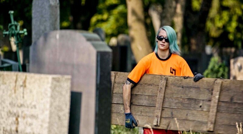 Baumpflegerin. – Bild: ORF Baumpflegerin. – Bild: ORF