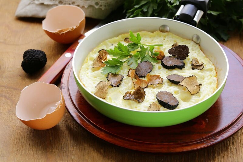 Gourmet omelette with black truffle and herbs – Bild: Depositphotos