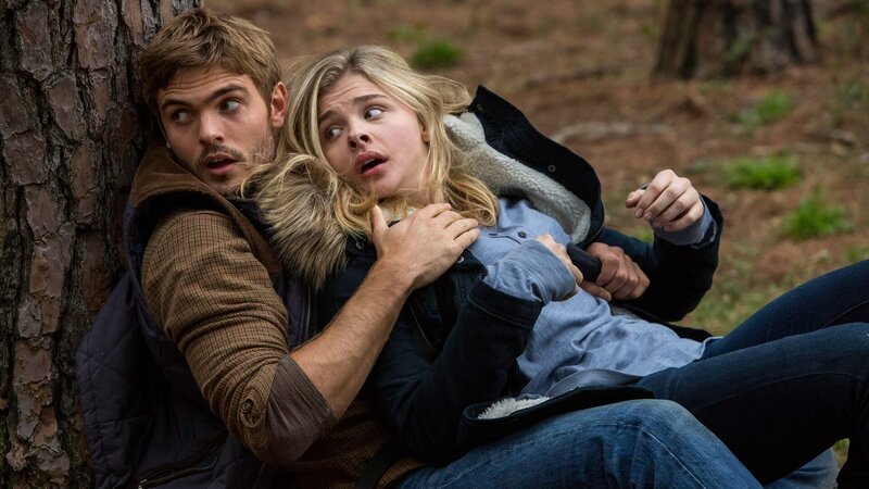 L-R: Evan Walker (Alex Roe) und Cassie Sullivan (Chloë Grace Moretz) – Bild: Columbia Pictures Industries, Inc. L-R: Evan Walker (Alex Roe) und Cassie Sullivan (Chloë Grace Moretz) – Bild: Columbia Pictures Industries, Inc.