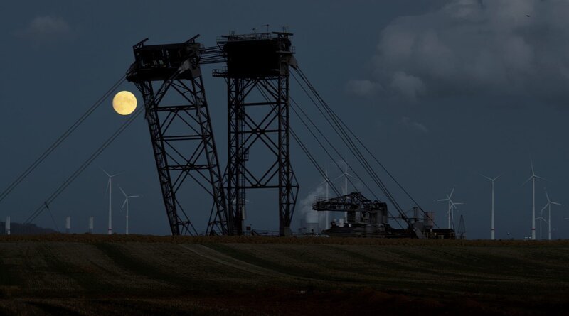 Vollmond und Schaufelradbagger. – Bild: WDR/Olaf Hirschberg / ZDF Vollmond und Schaufelradbagger. – Bild: WDR/Olaf Hirschberg / ZDF