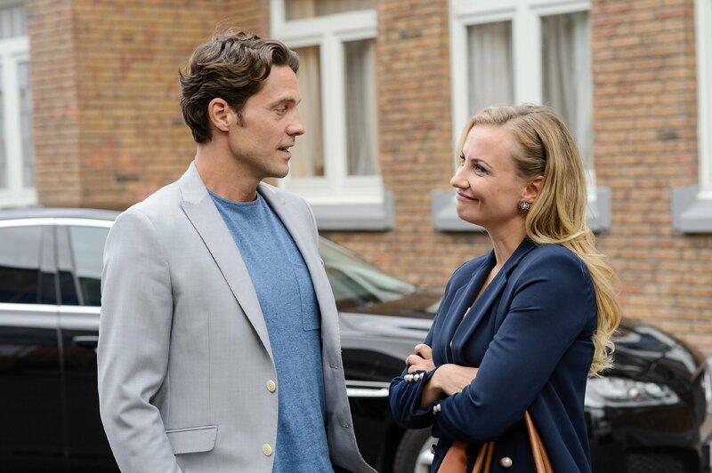 Isabelle (Ania Niedieck) ist zufrieden, als Jan Lichtenberg (Stephan Käfer) sie um Hilfe bittet. – Bild: RTL /​ Willi Weber