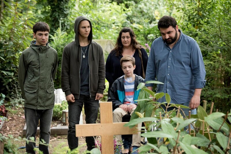 V.l.: Toni (Ivo Kortlang), Leo (Tim Olvier Schultz), Hugo (Nick Julius Schuck), Sabine Krüger (Stephanie Kämmer) und Dietz (Sahin Eryilmaz) besuchen das Grab eines guten alten Freundes. – Bild: RTL Deutschland