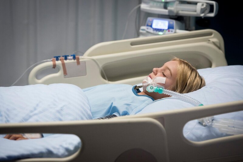 Sara (Luna Maxeiner) liegt im Koma, nachdem sie einen schweren Asthma-Anfall hatte. – Bild: RTL Deutschland