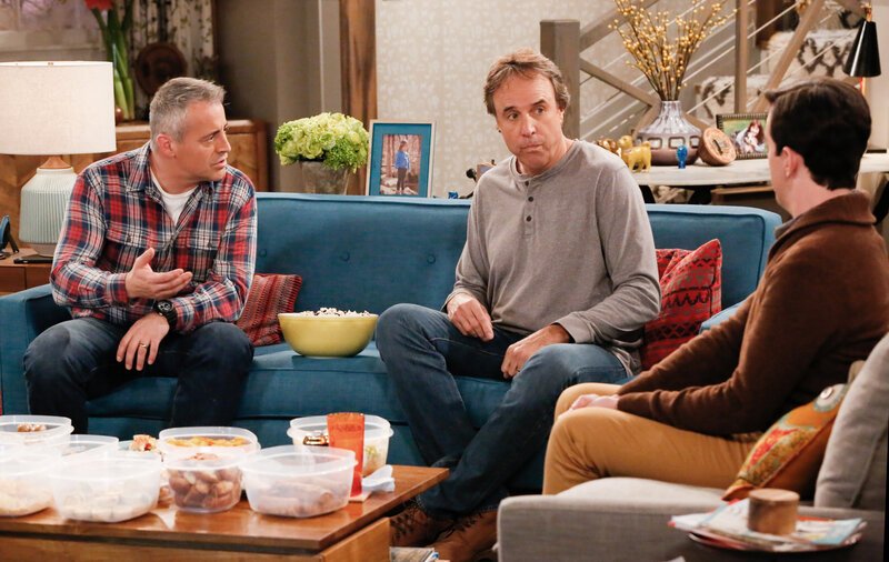 Als Adam (Matt LeBlanc, l.) von Andi dazu gezwungen wird, Zeit mit Lowell (Matt Cook, r.) zu verbringen, fühlt sich Don (Kevin Nealon, M.) ausgeschlossen. Andi muss daraufhin vermitteln … – Bild: 2016 CBS Broadcasting, Inc. /​ Robert Voets