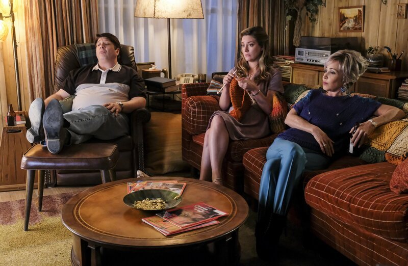 Sheldon eröffnet, dass er mehr als nur die Baptisten Religion seiner Mutter studieren will: George (Lance Barber, l.), Mary (Zoe Perry, M.) und Meemaw (Annie Potts, r.) … – Bild: Warner Bros.