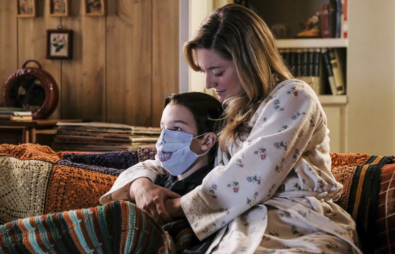 Noch zeigt Mary (Zoe Perry, r.) Verständnis für Sheldons (Iain Armitage, l.) Angst vor einer Erkältung … – Bild: Warner Bros. Television