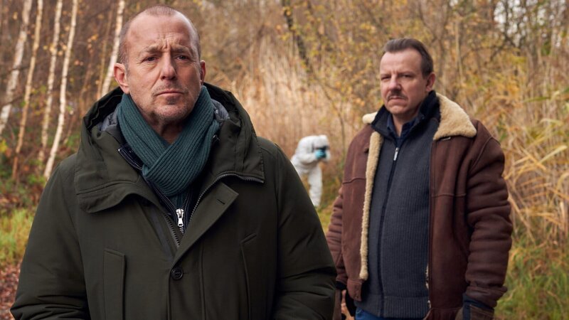 Für Ingo Thiel (Heino Ferch, l.) und Winni (Ronald Kukulies, r.) wird es zur traurigen Gewissheit: die 14-jährige Nele ist einem Verbrechen zum Opfer gefallen. – Bild: Frank Dicks /​ ZDF