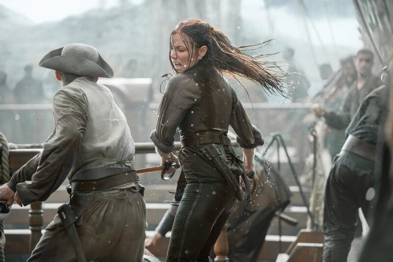Steht im Kampf keinem Mann was nach: Anne Bonny (Clara Paget) … – Bild: David Bloomer
