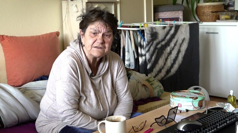 Die 71-jährige Rentnerin Regina hat schon seit langem mit gesundheitlichen Problemen zu kämpfen. Ihr Zustand macht es ihr fast unmöglich, allein die Wohnung zu putzen. Doch zum Glück ist Rettung in Sicht: Maiks Mutter Bärbel greift ihr unter die Arme. – Bild: RTLZWEI