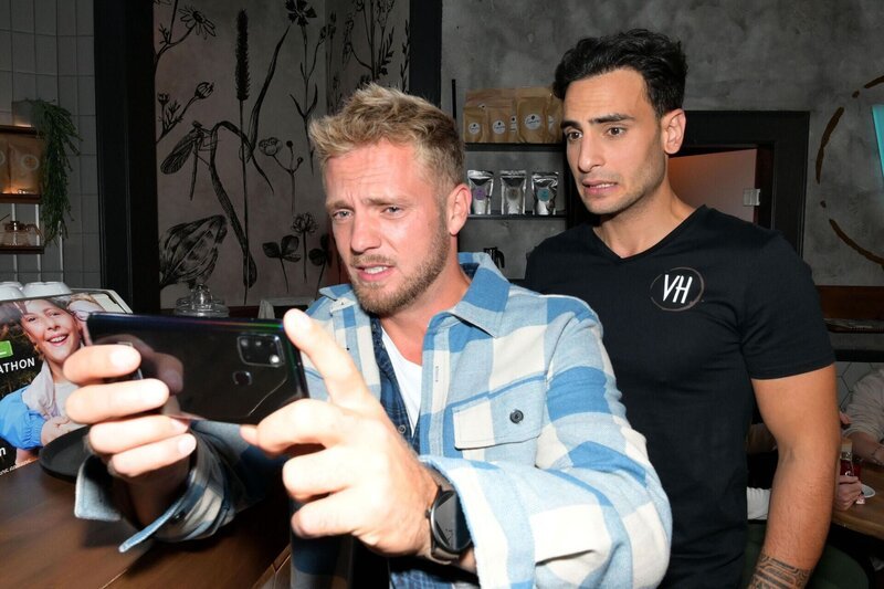 Paul (Niklas Osterloh, l.) findet durch ein albernes Video von Nihat (Timur Ülker) endlich Ablenkung. – Bild: RTL /​ Rolf Baumgartner