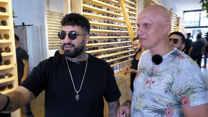 Elvis bekommt von Styling-Experte Bartmann eine Runderneuerung und neue Klamotten geschenkt. – Bild: RTLZWEI